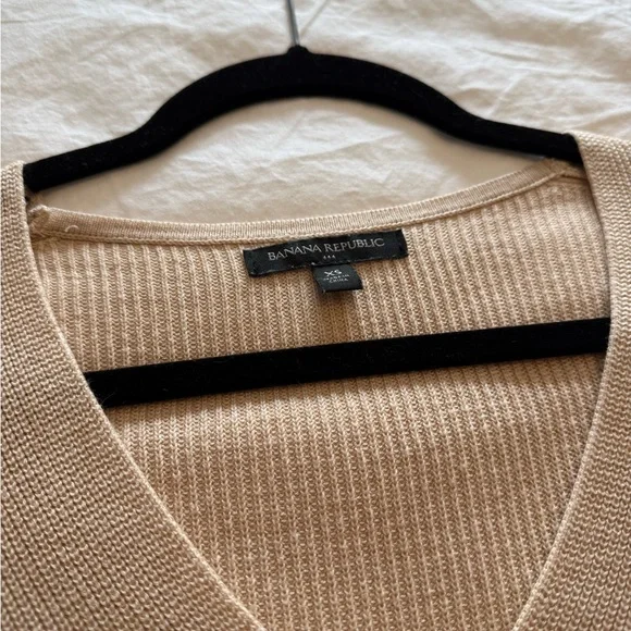 Banana Republic V-Neck Sweaters in Beige and Gray - Picture 5 of 5